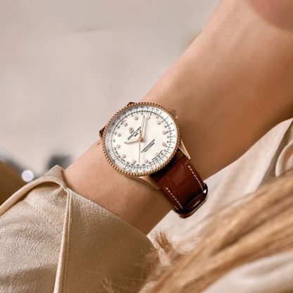 Orologio da donna Breitling Navitimer 36mm Bianco Madreperla Alligatore 18k Oro Rosso R17327211A1P1 - immagine 5